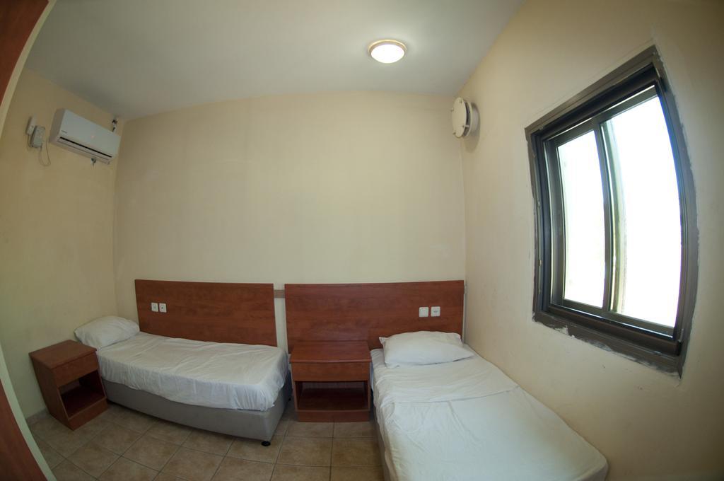 Faulty Towers Hotel Eilat Room photo