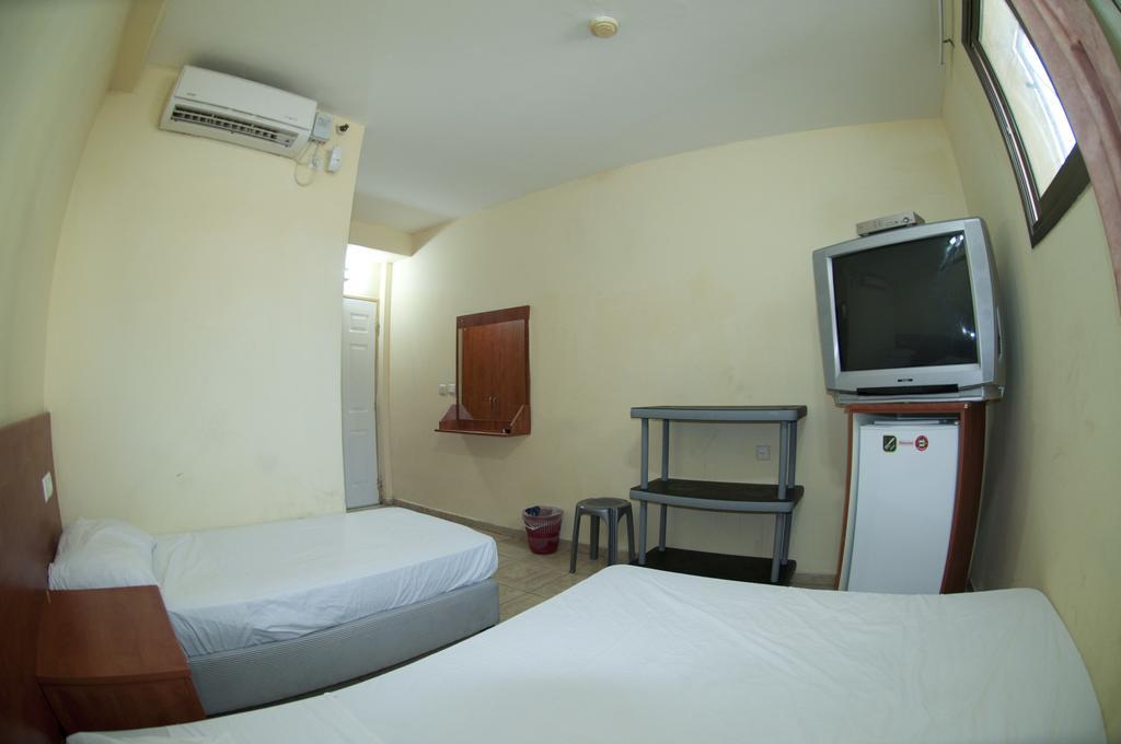 Faulty Towers Hotel Eilat Room photo
