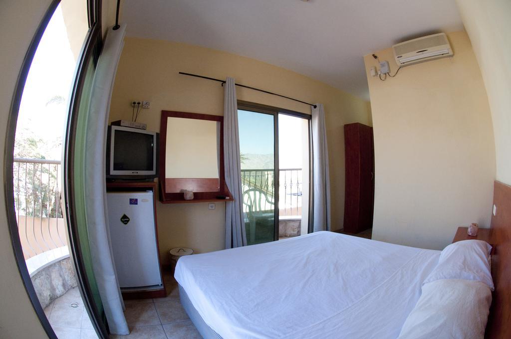 Faulty Towers Hotel Eilat Room photo