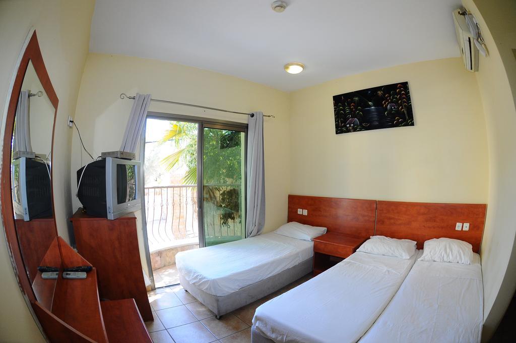 Faulty Towers Hotel Eilat Room photo